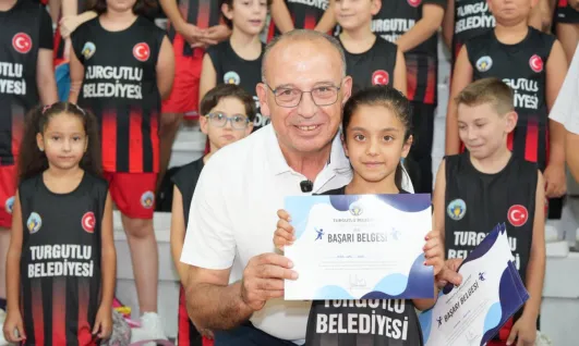 Geleceğin Basketbolcuları Başarı Belgelerini Başkan Akın'ın Elinden Aldı