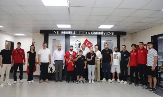 Şampiyon Güreşçilerden Başkan Çetin Akın'a Ziyaret