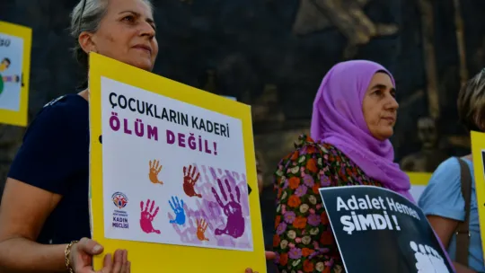 Manisalı Kadınlar Kamuoyuna Seslendi:'Çocukları Çuvala Sığdırmayın!'