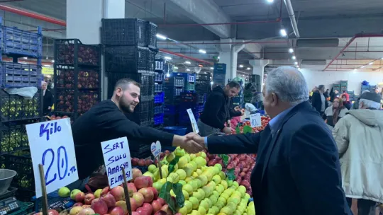 Başkan Adayı Orhan, 'Cumartesi Pazarını Ziyaret Etti'
