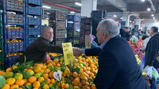 Başkan Adayı Orhan, 'Cumartesi Pazarını Ziyaret Etti'