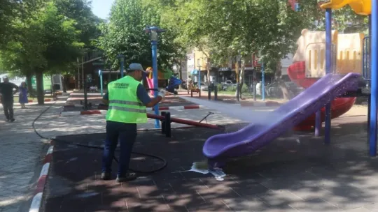 Turgutlu Belediyesinden Parklarda Yaz Temizliği