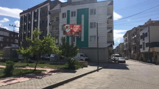 65 yaş üstü sokağın ve güneşin tadını çıkardı
