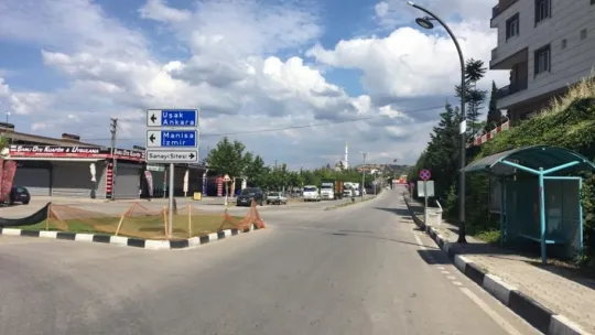 65 yaş üstü sokağın ve güneşin tadını çıkardı