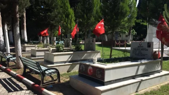 65 yaş üstü sokağın ve güneşin tadını çıkardı