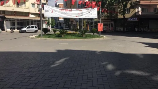 65 yaş üstü sokağın ve güneşin tadını çıkardı