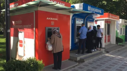 65 yaş üstü sokağın ve güneşin tadını çıkardı
