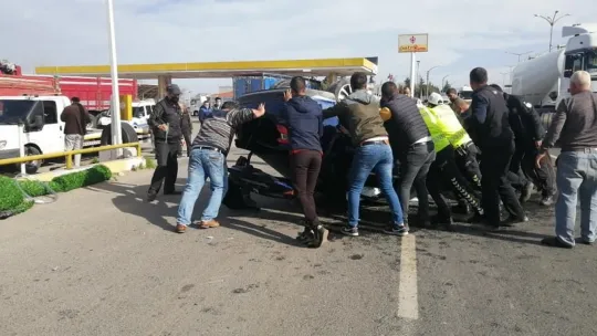 Turgutlu'da İki otomobil çarpıştı: 2'si ağır 5 yaralı