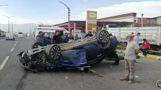 Turgutlu'da İki otomobil çarpıştı: 2'si ağır 5 yaralı