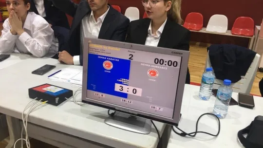 Kadın sporcular İzmir'de 'kadına şiddete hayır' demek için ringe çıktılar