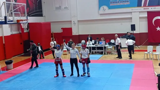 Kadın sporcular İzmir'de 'kadına şiddete hayır' demek için ringe çıktılar