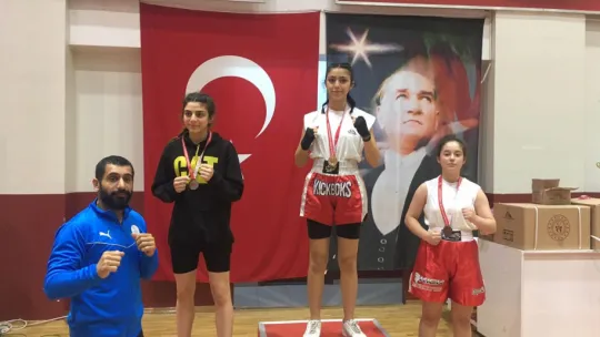 Kadın sporcular İzmir'de 'kadına şiddete hayır' demek için ringe çıktılar