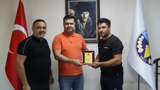 Kick Boks'cular Başkan Honaz'a plaket takdim etti