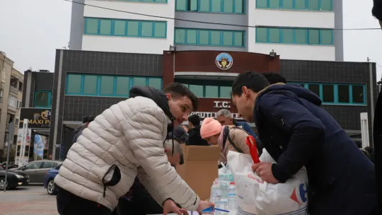 Turgutlulular yardım kampanyasına akın ediyor