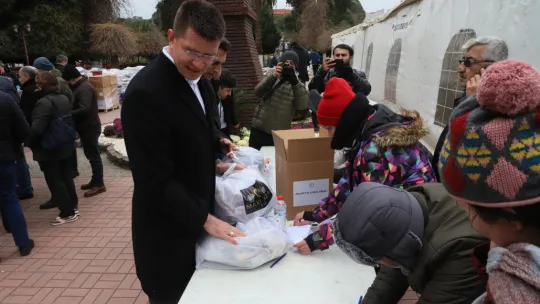 Turgutlulular yardım kampanyasına akın ediyor