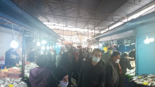 Turgutlu'daki Pazartesi Pazarında Koronavirüs Tedbirlerine Uyulmadı