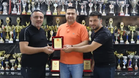 Kick Boks'cular Başkan Honaz'a plaket takdim etti