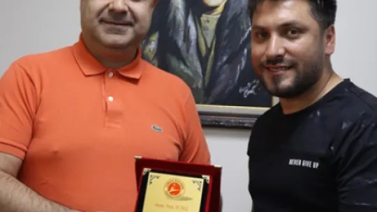 Kick Boks'cular Başkan Honaz'a plaket takdim etti