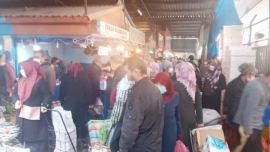 Turgutlu'daki Pazartesi Pazarında Koronavirüs Tedbirlerine Uyulmadı