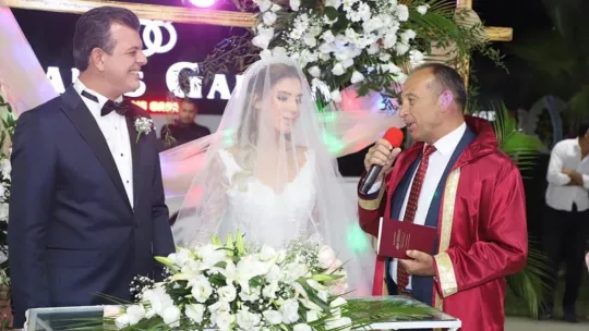 Serhat ve Melin çiftinin nikah işlemlerini Başkan Akın kıydı