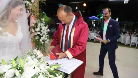 Serhat ve Melin çiftinin nikah işlemlerini Başkan Akın kıydı