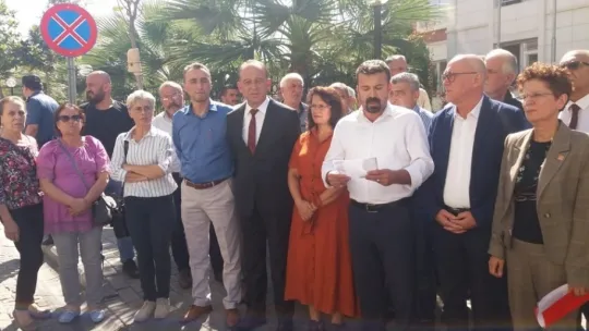 CHP Atatürk'e hakaret eden Muhtar'ı Adliye Önünde Kınadı