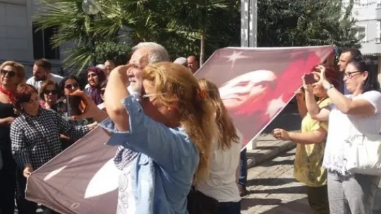 CHP Atatürk'e hakaret eden Muhtar'ı Adliye Önünde Kınadı