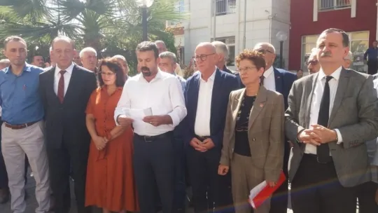 CHP Atatürk'e hakaret eden Muhtar'ı Adliye Önünde Kınadı