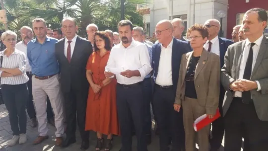 CHP Atatürk'e hakaret eden Muhtar'ı Adliye Önünde Kınadı