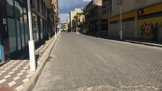 65 yaş üstü sokağın ve güneşin tadını çıkardı