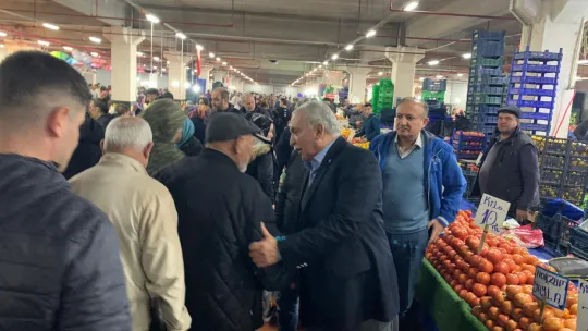 Başkan Adayı Orhan, 'Cumartesi Pazarını Ziyaret Etti'