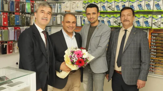 Projeleri ve hedefleriyle vatandaşın umudu oldu: Manisa Ali Uçak'ı bağrına bastı