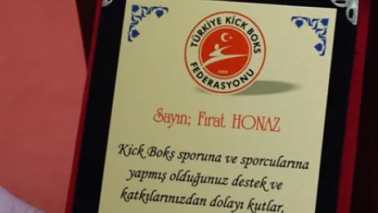 Kick Boks'cular Başkan Honaz'a plaket takdim etti