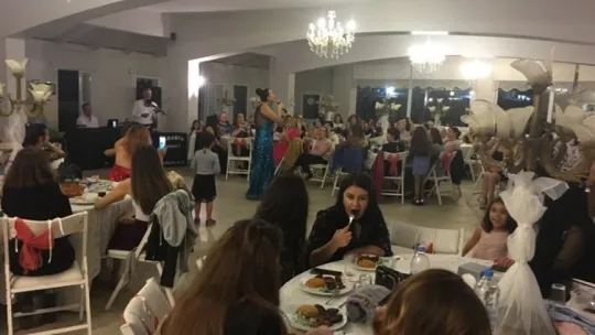 Almina ile Turgutlu'da muhteşem bir gece geçirdiler