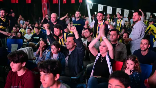 Manisalılar Finali Başkan Zeyrek'le Birlikte İzledi