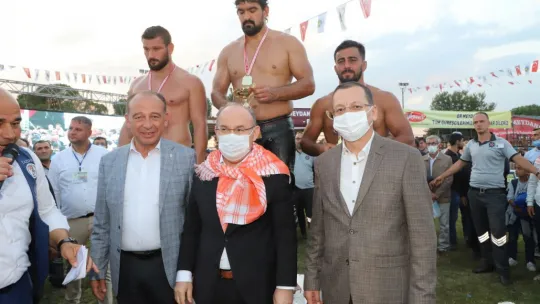 Turgutlu Belediyesi Yağlı Güreşlerinde Kırkpınar Havası