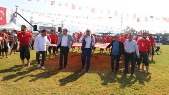 Turgutlu Belediyesi Yağlı Güreşlerinde Kırkpınar Havası