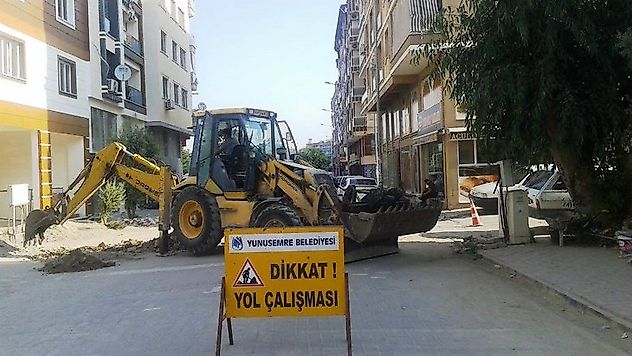 YUNUSEMRE'DE YOL BAKIM ÇALIŞMALARI SÜRÜYOR