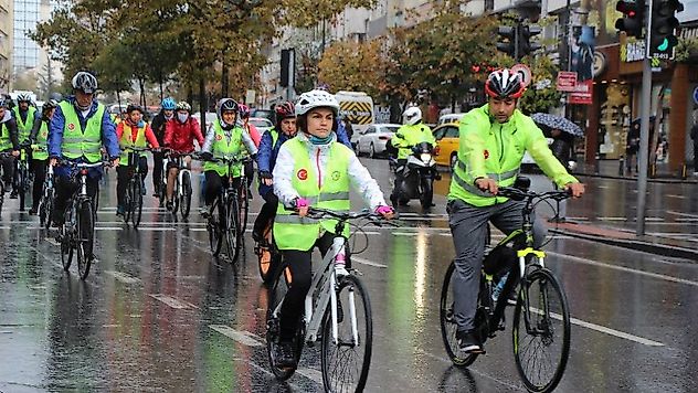 'Barikatsız dünya' için pedal çevirdiler