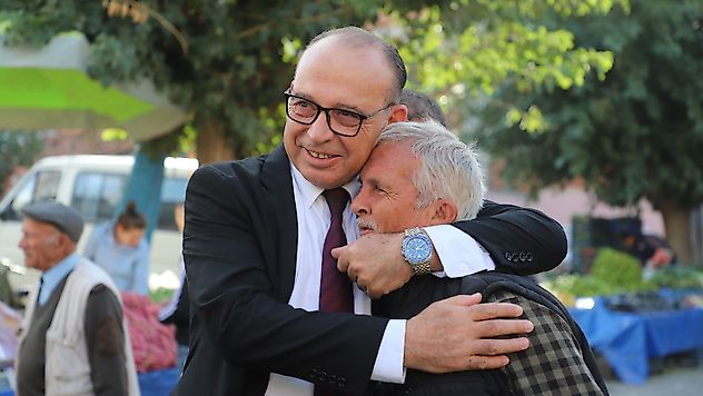 Başkan Akın: 'İktidarın ve büyükşehir belediyesinin desteği olmadan modern pazar yerini Turgutlu'muza kazandırıyoruz