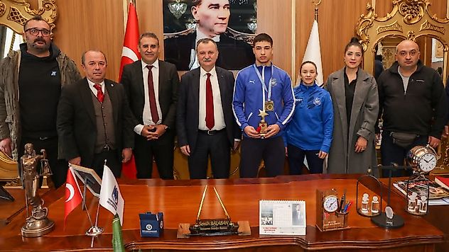 Başkan Balaban'dan Yunusemre'nin Altın Çocuğuna Ödül