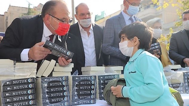 Başkan Çetin Akın'dan Nutuk Hediyesi