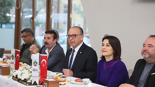 Başkan Çetin Akın Mesaisine Belediye Personeliyle Başladı