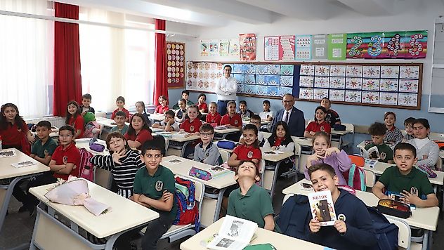 Başkan Çetin Akın Sınıf Başkanı Ege'nin Seçim Vaadini Yerine Getirdi