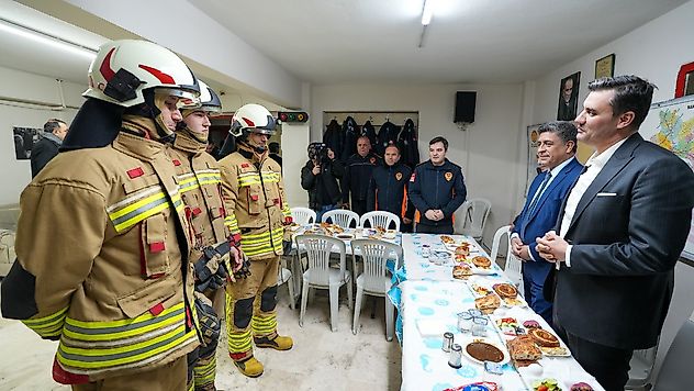 Başkan Zeyrek, İtfaiye Personeli ile Sahurda Buluştu