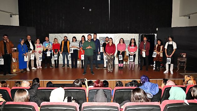 Bir Oyuncak Karşılığında Bir Tiyatro Oyunu İzlediler