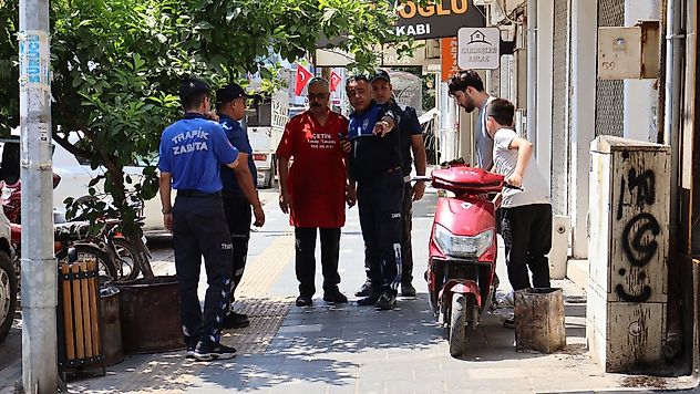 Büyükşehir'den Ahmetli'de Kaldırım İşgallerine Denetim