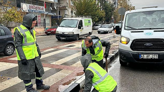 Büyükşehir ve MASKİ Ekipleri Yağışta Sahadaydı