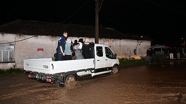 Büyükşehir ve MASKİ Ekipleri Yağmurda Tüm Gücüyle Sahada