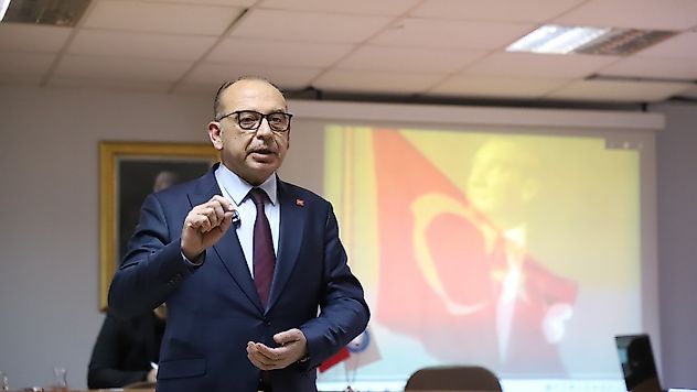 Çetin Akın, Manisa Büyükşehir Belediyesi'ni topa tuttu